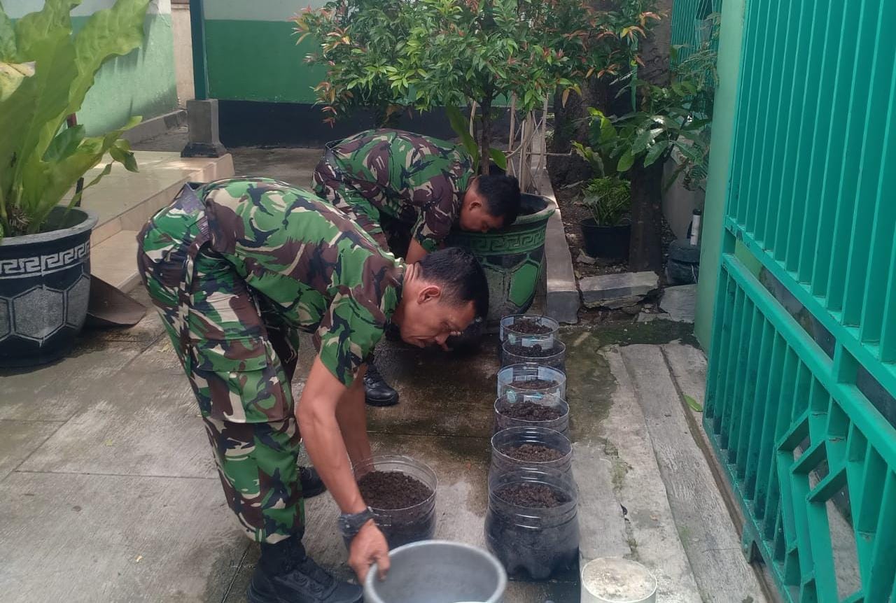 Manfaatkan Galon Bekas, Anggota Koramil 01/Laweyan Tanam Bibit Cabe, Tomat, Dan Terong