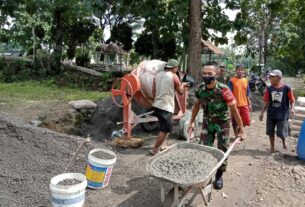 Membangun Desa Bersama Warga, Babinsa Kerja Bakti Pengecoran Jalan