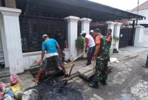 Membaur Dengan Warga, Babinsa Banyuanyar Kerja Bakti Bersihkan Selokan