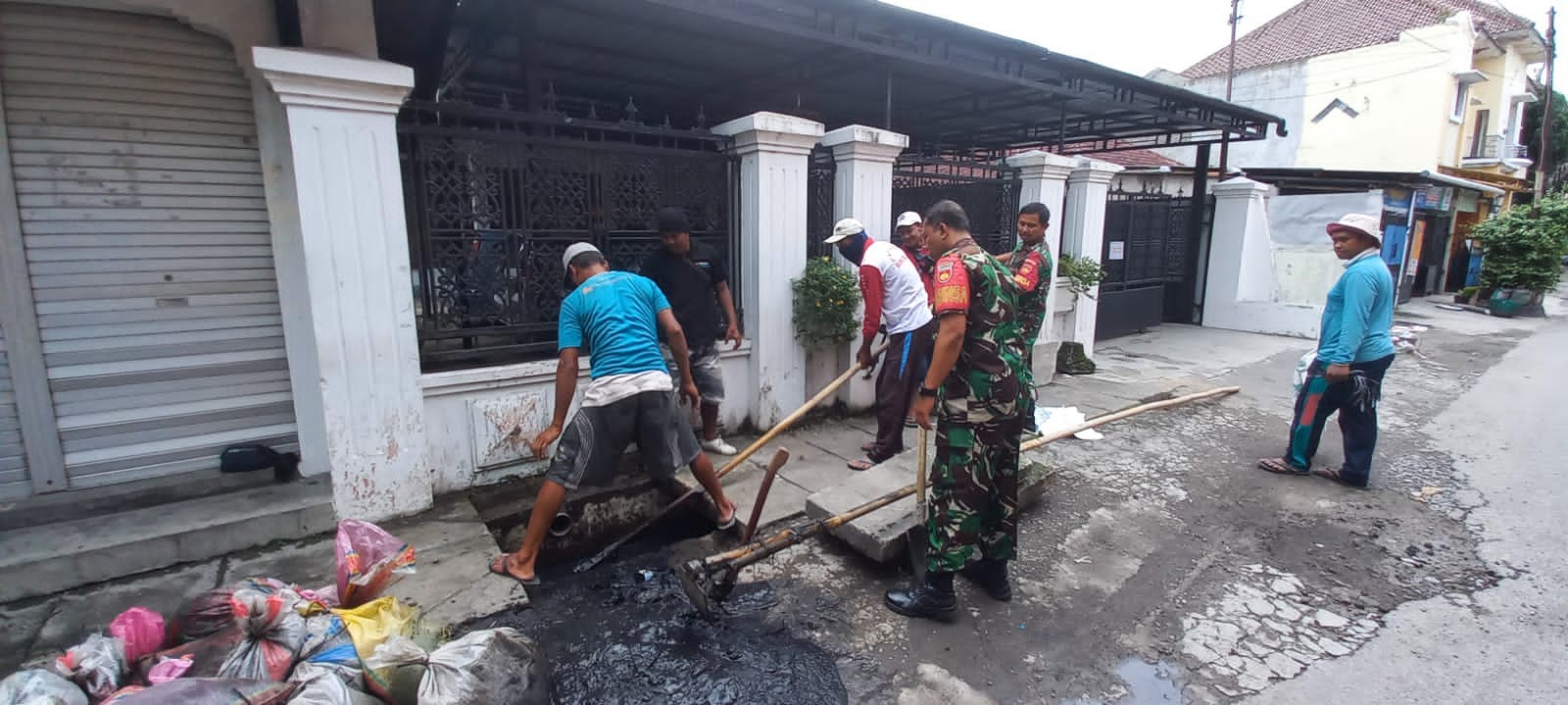 Membaur Dengan Warga, Babinsa Banyuanyar Kerja Bakti Bersihkan Selokan