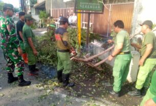 Minggu Bersih, Babinsa Serengan Bersama Warga Gotong Royong Bersihkan Lingkungan