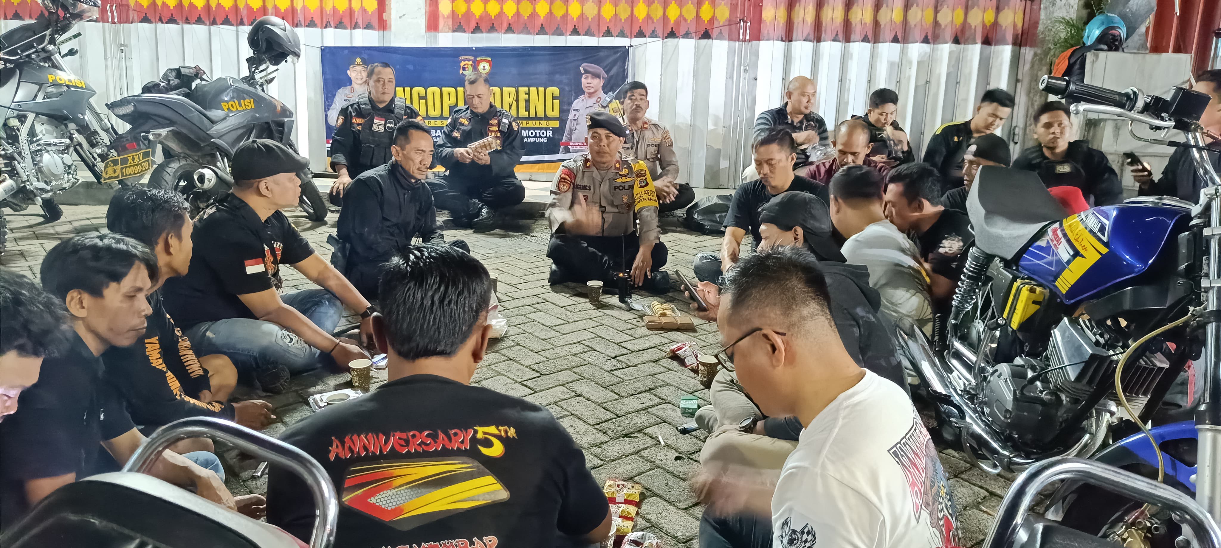 Ngopi Bareng Paguyuban Motor King, Kasat Samapta Ajak Komunitas Motor Jaga Kamtibmas dan Tertib Berlalu Lintas