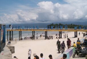 Pantai mandiri sejadi dan pantai labuhan jukung menjadi sasaran utama pengunjung di awal tahun