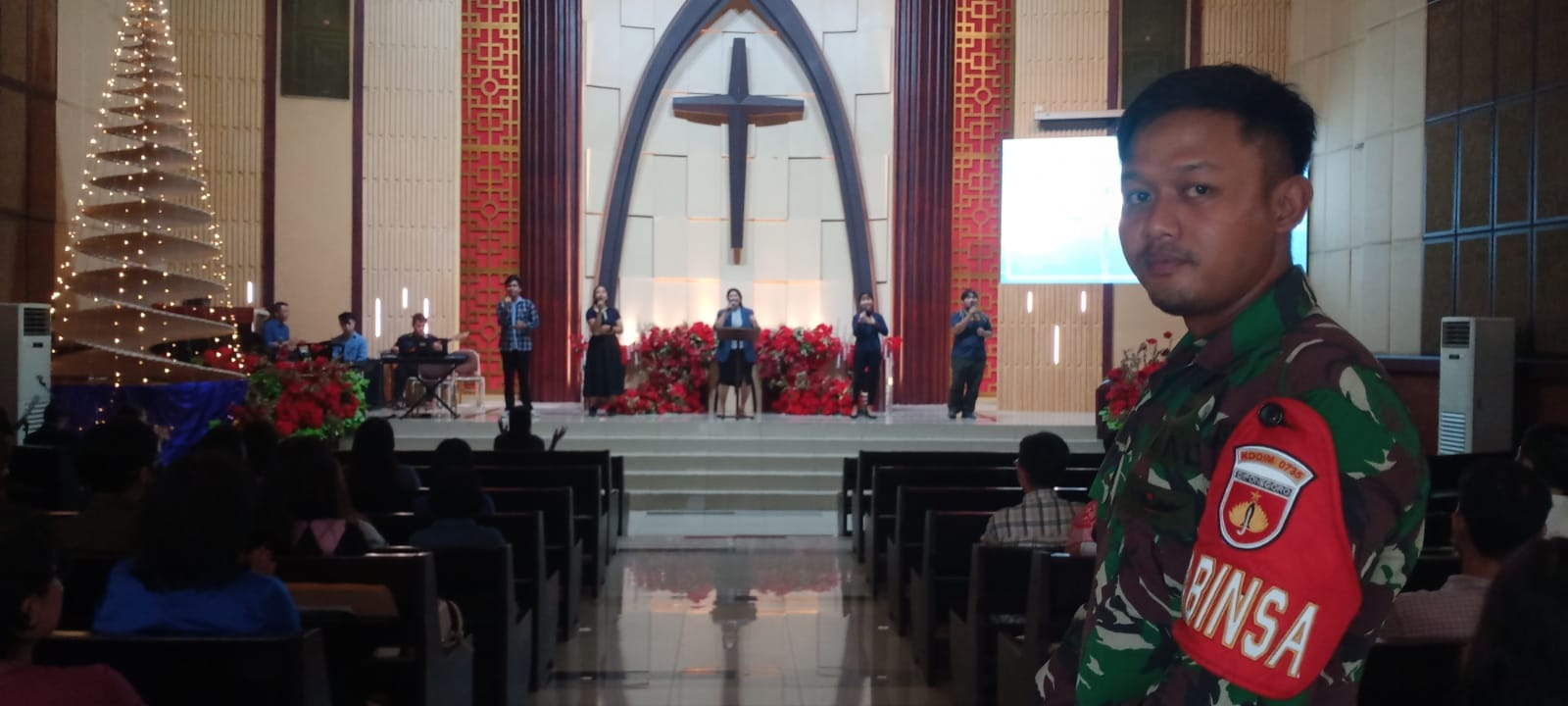 Pantang Kendur di Hari Libur, Babinsa Serengan Amankan Ibadah Natal & Tahun Baru