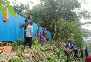 Peduli Kebersihan, Babinsa Sondakan Bersama Warga Kerja Bakti Bersihkan Kali Jenes