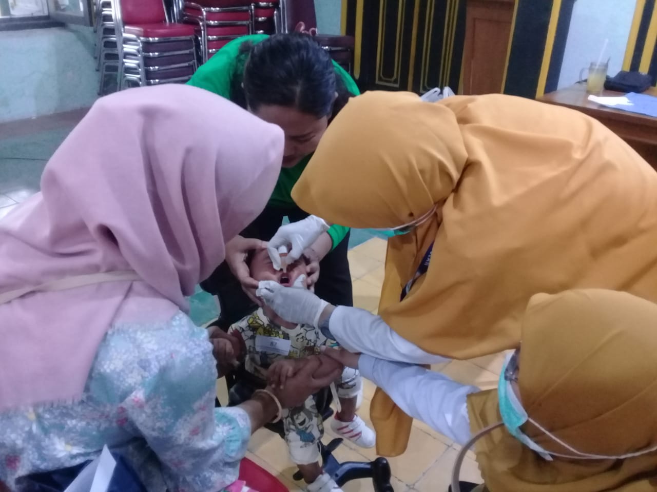 Peran Aktif Babinsa Keprabon Dalam Kegiatan Sub Pekan Imunisasi Nasional Polio Tingkat Kota Surakarta