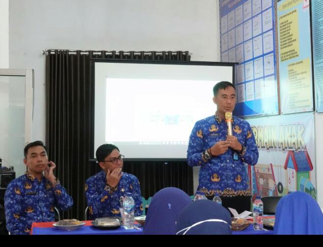 Plt.Kepala Dinkes pesibar memberikan materi saat bimtek di Puskesmas way krui