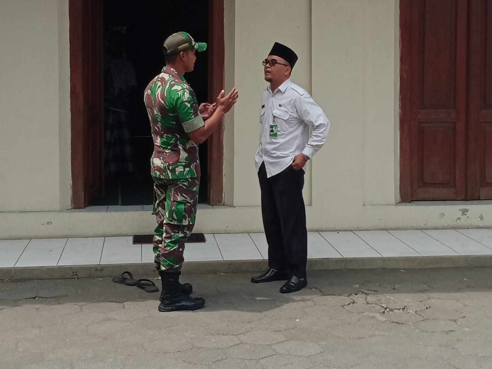 Pupuk Kebersamaan, Babinsa Serengan Komsos Dengan Tokoh Agama