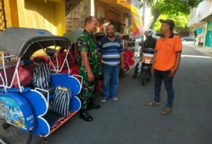 Sambangi Pengayuh Becak Wisata, Babinsa Kauman Berikan Motivasi Dan Semangat Kerja