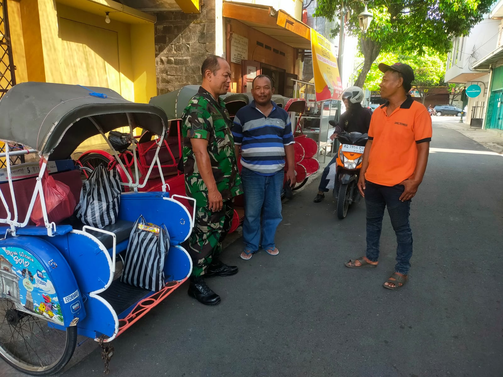 Sambangi Pengayuh Becak Wisata, Babinsa Kauman Berikan Motivasi Dan Semangat Kerja
