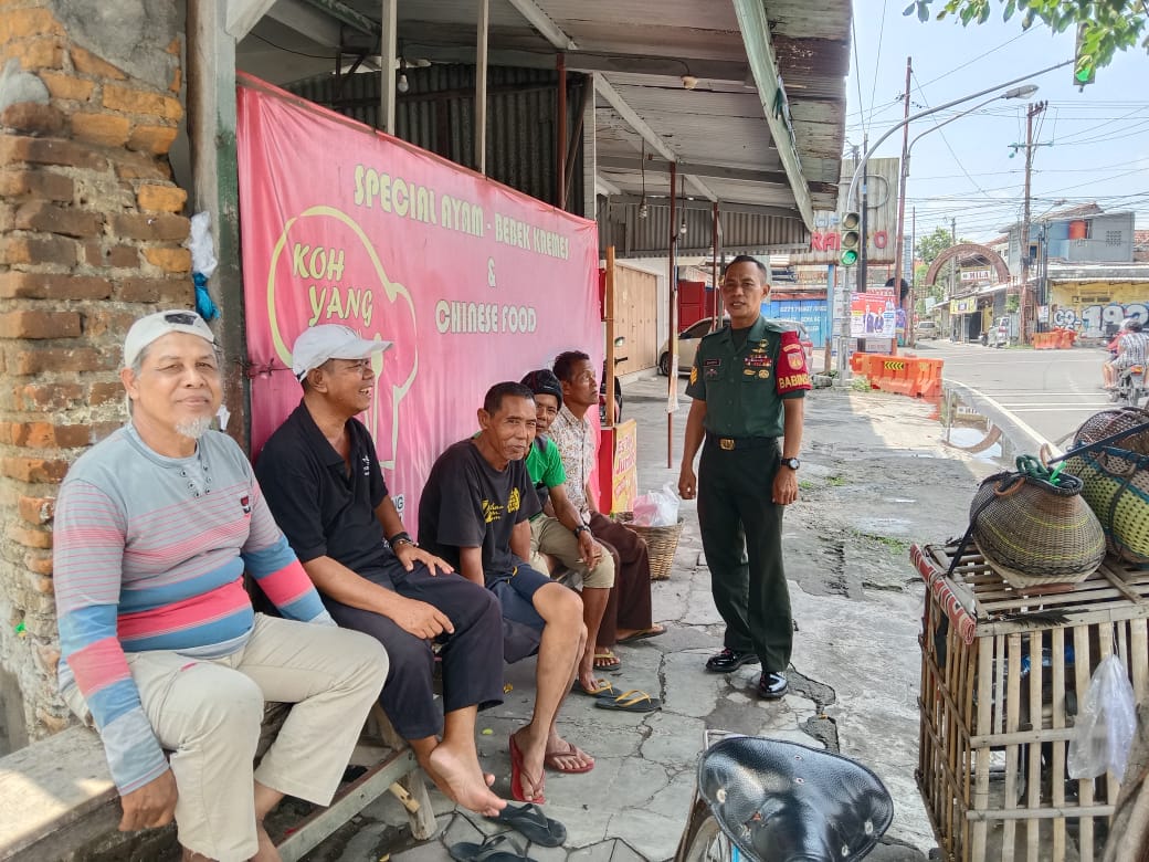 Sambangi Tukang Becak, Babinsa Kelurahan Sondakan Selipkan Pesan Kamtibmas