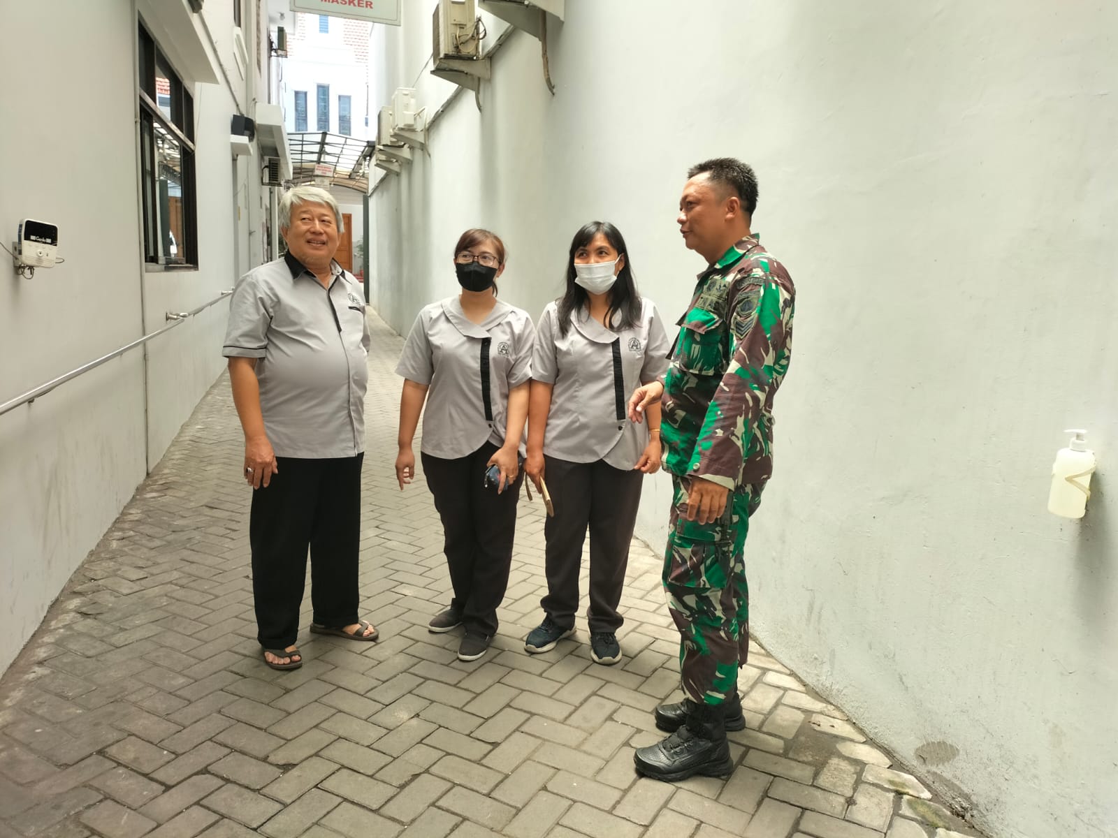 Selipkan Pesan Aman dan Damai Jelang Pemilu Babinsa Jayengan Jalin Komunikasi Dengan Segenap Elemen Masyarkat.