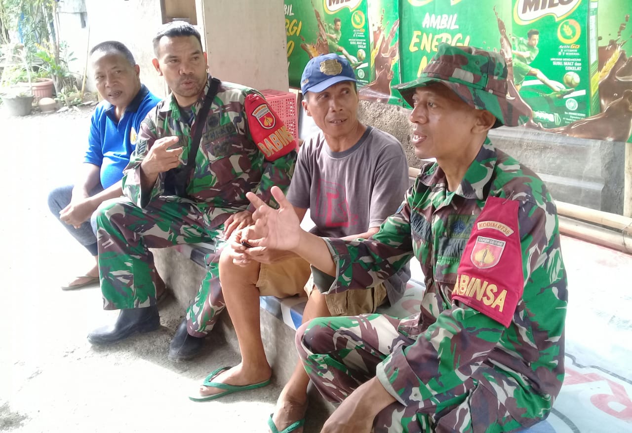 Selipkan Pesan Damai Jelang Pemilu, Babinsa Keprabon Komsos Dengan Tokoh Masyarakat