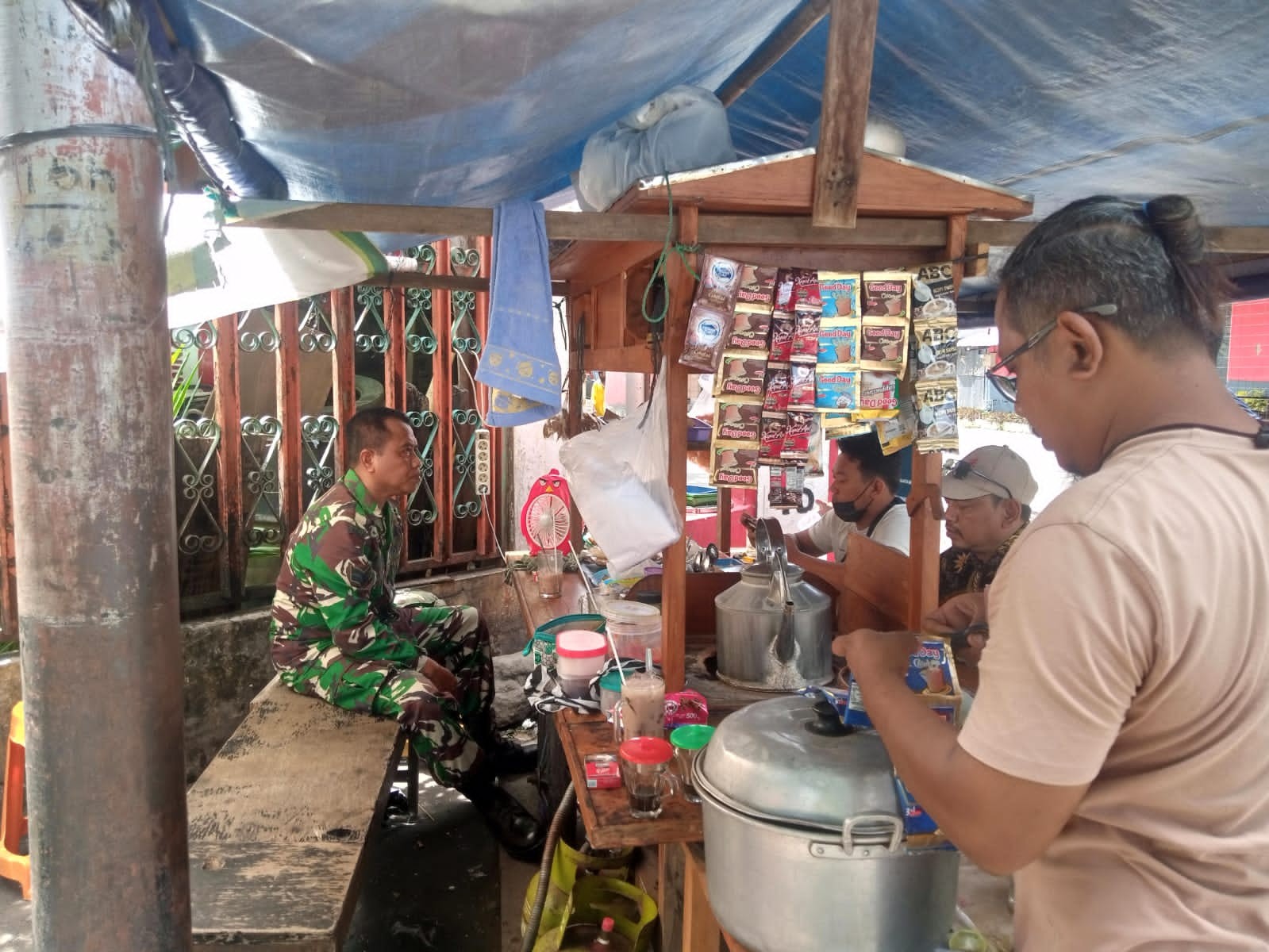 Sembari Nongkrong di Warung Angkringan, Babinsa Kelurahan Purwosari Selipkan Pesan Kamtibmas