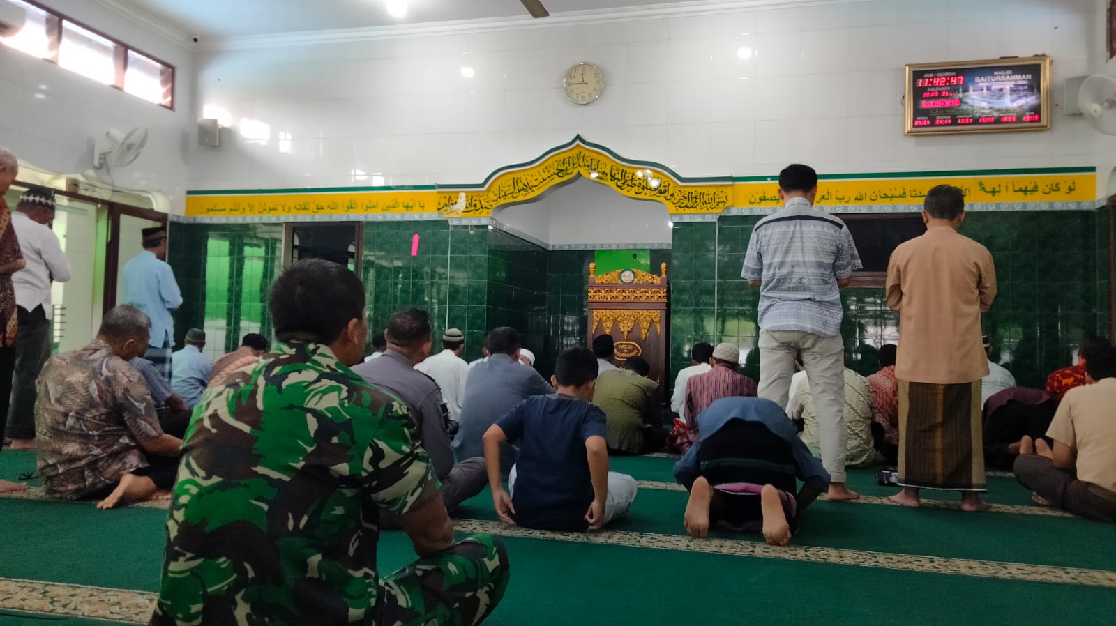 Serma Yudhi Sholat Jum'at, Tingkatkan Iman dan Taqwa Serta Sarana Silaturahmi dengan Tokoh Agama