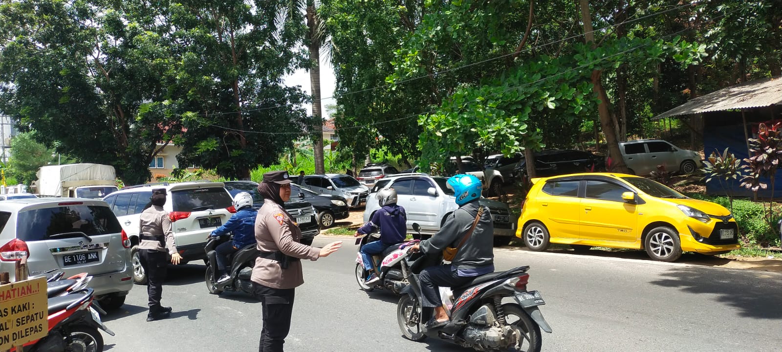Sholat Jumat Jadi Tenang Dijaga Polwan Polresta Bandar Lampung