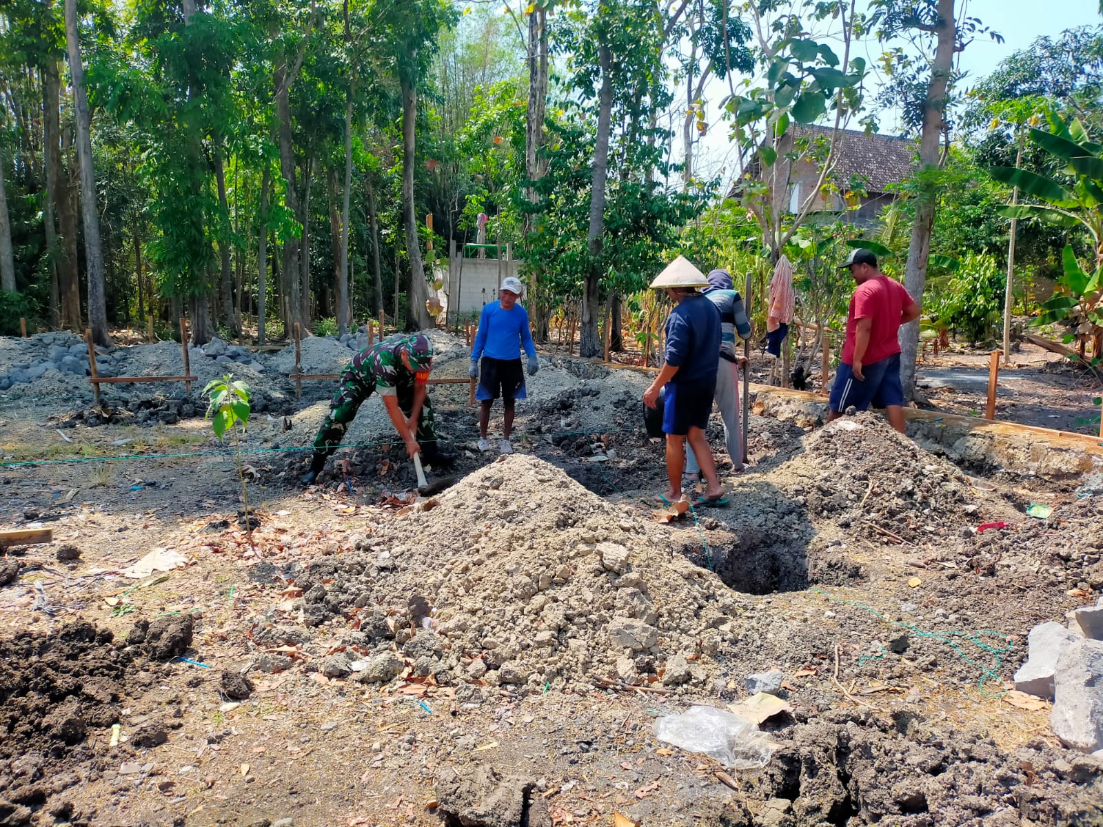 Sinergi TNI Bersama Rakyat, Babinsa Bantu Bangun Pondasi Rumah Warga