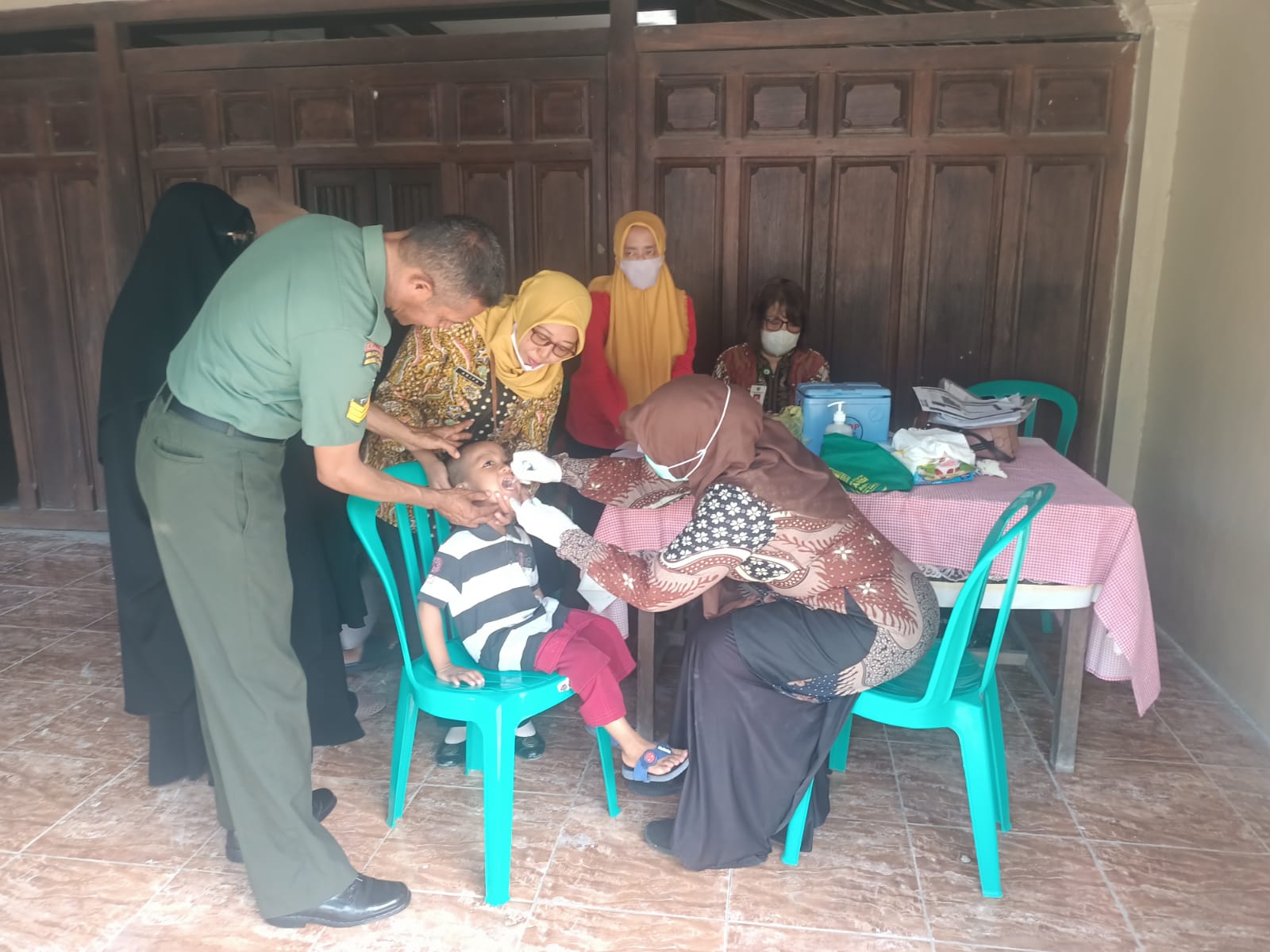 Sukseskan Sub PIN Polio, Babinsa Kelurahan Sumber Laksanaan Pendampingan Pelaksanaan Imunisasi
