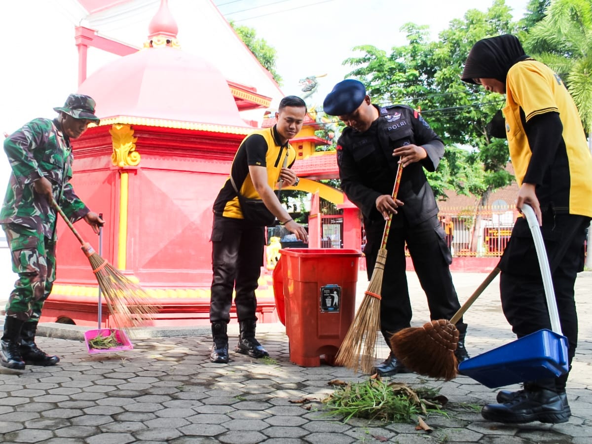 TNI-Polri di Bojonegoro Kompak Bersih-Bersih Lingkungan Tempat Ibadah