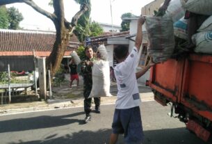 Tak Segan Pungut Sampah, Babinsa Kestalan Berikan Contoh Kebersihan Pada Masyarakat