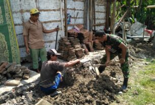 Tingkatkan Kebersamaan Dan Kekeluargaan, Babinsa Banjarsari Gotong-royong Bantu Renovasi Rumah Warga
