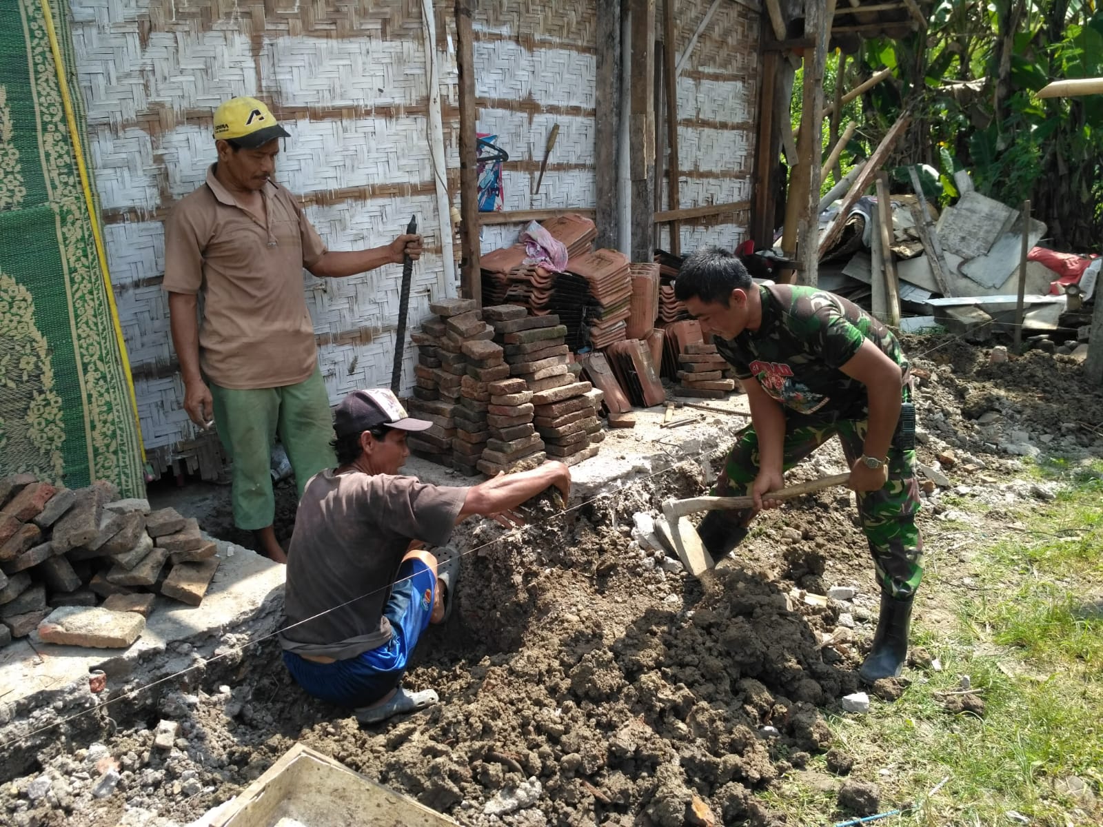 Tingkatkan Kebersamaan Dan Kekeluargaan, Babinsa Banjarsari Gotong-royong Bantu Renovasi Rumah Warga