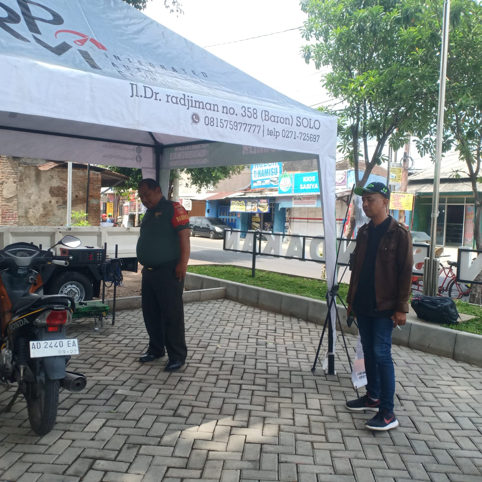 Tumbuhkan Kedekatan Emosional Dengan Warga Binaan Babinsa Kunjungi Bengkel Sepeda Motor