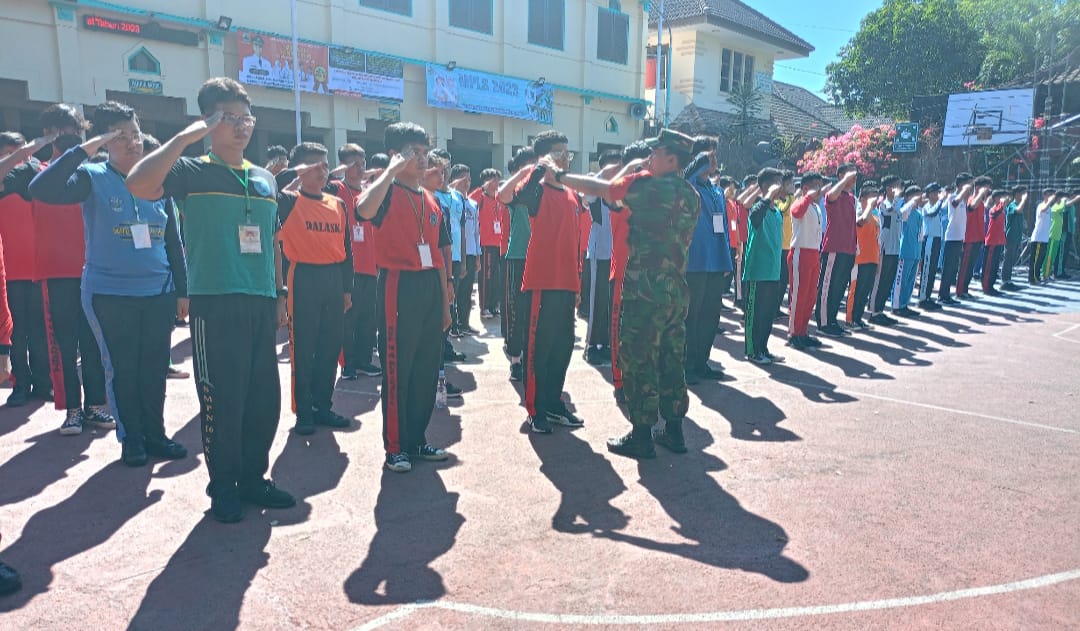 Tumbuhkan Rasa Kekompakan Dan Disiplin, Babinsa Gilingan Latihkan PBB