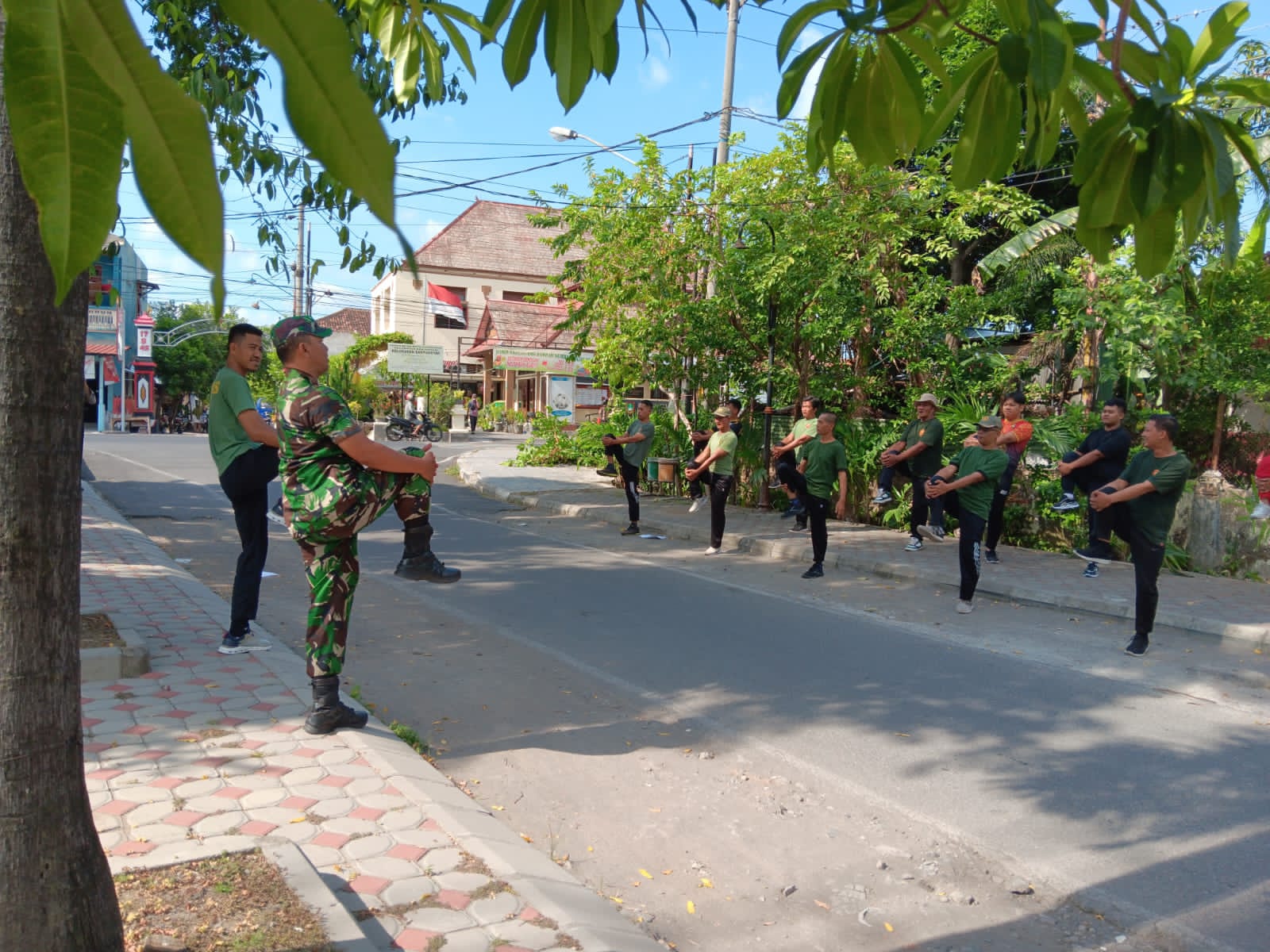 Wujudkan Linmas Yang Tangguh Babinsa Laksanakan Olah Raga Bersama Dan Pembinaan Fisik