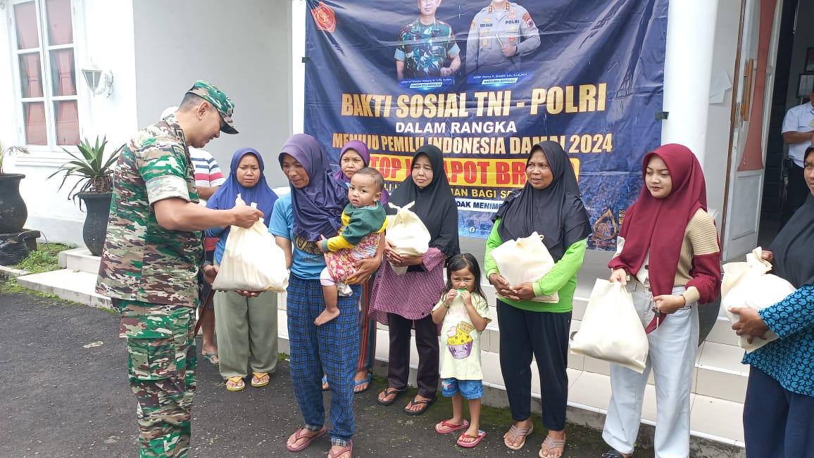 Wujudkan Pemilu Damai, Sinergritas TNI Polri Boyolali Laksnakan Baksos dan Pembersihan Pasar Kaki Gunung Merapi