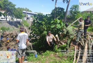 Yakinkan Aliran Sungai Lancar, Babinsa Laweyan Laksanakan Pembersihan di Sungai Jenes