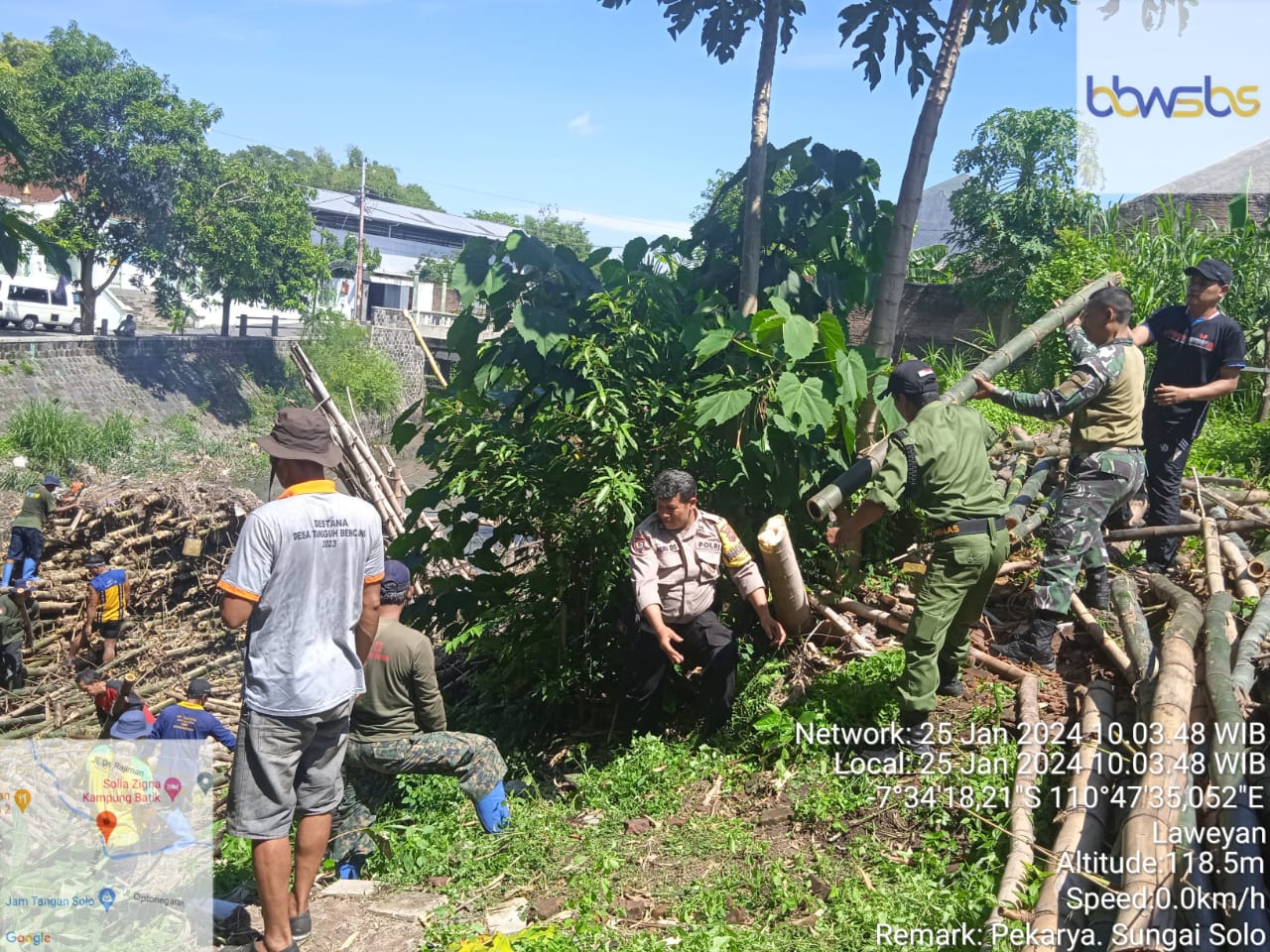 Yakinkan Aliran Sungai Lancar, Babinsa Laweyan Laksanakan Pembersihan di Sungai Jenes