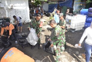 Kodim 0735/Surakarta Bersama Polresta Surakarta Gelar Karya Bakti Pembersihan Pasar, Dan Pembagian Paket Sembako