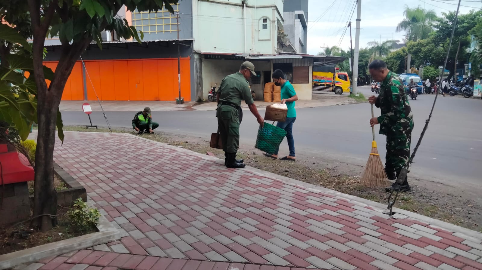 Pelihara Kebersihan Lingkungan, Babinsa Setabelan Ajak Linmas Laksanakan Kerja Bakti