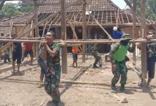 Angkat Budaya Gotong Royong Babinsa Bantu Mindahkan Rumah Warga