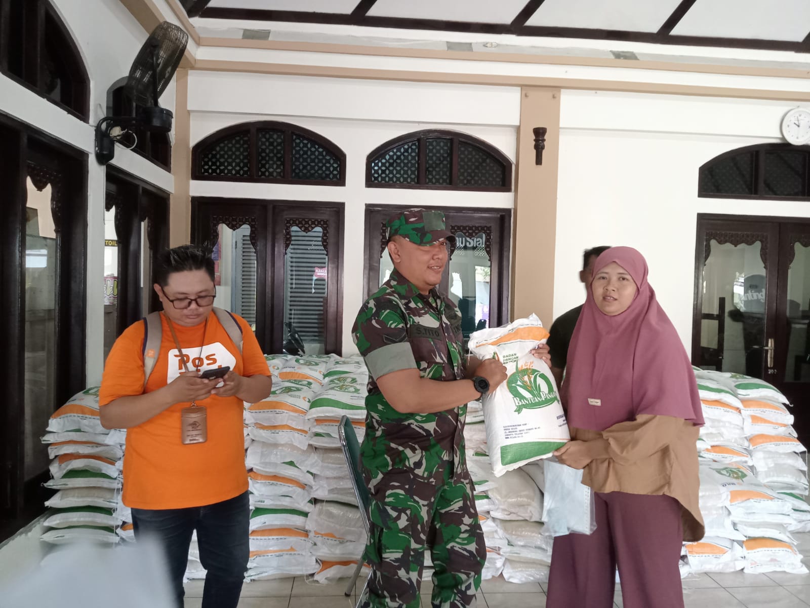 Babinsa Bantu Pendistribusian Bantuan Pangan (Beras) Dari Buloq