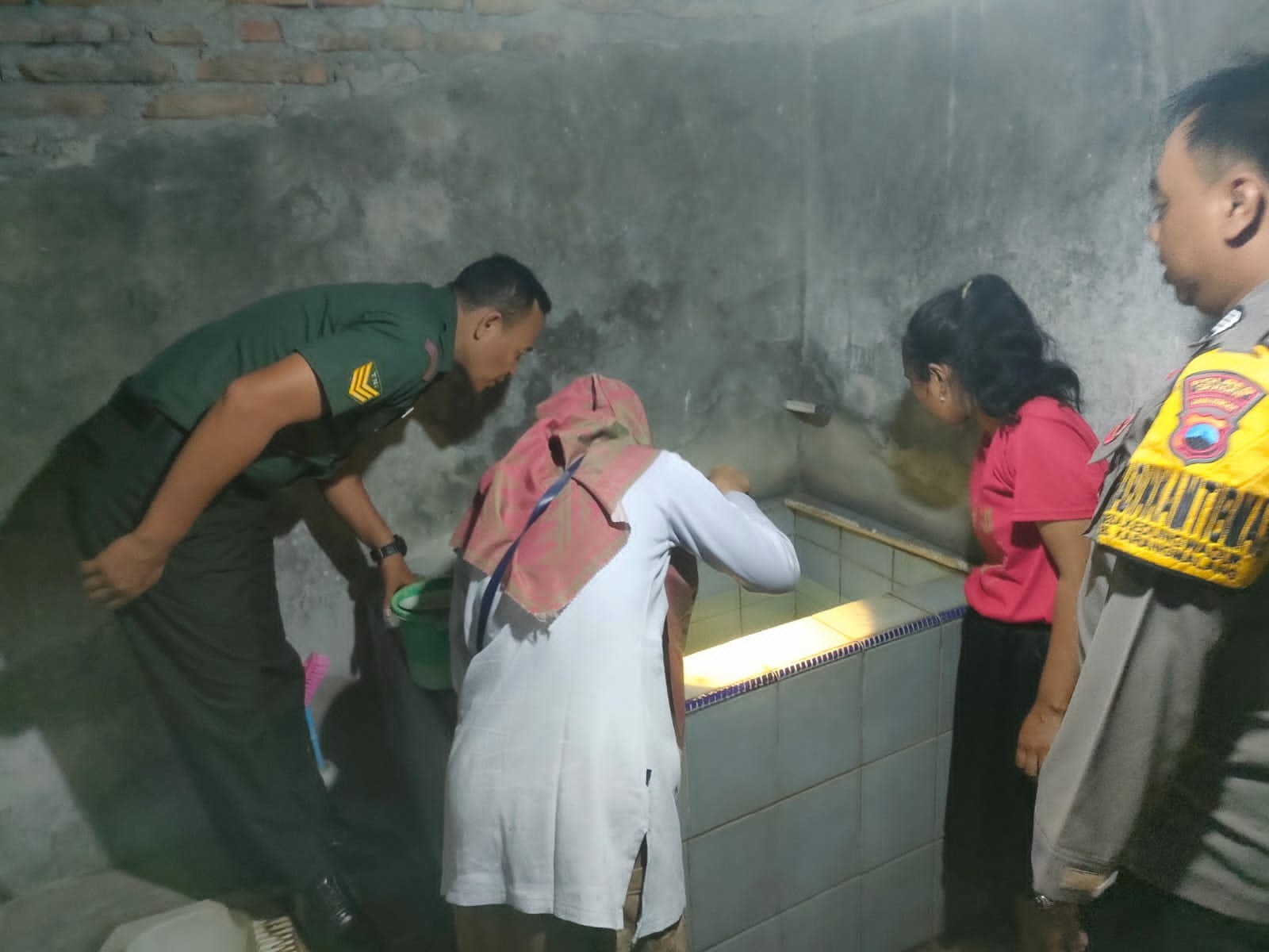 Babinsa Dampingi Kader Kesehatan Berantas Sarang Nyamuk Door To Door