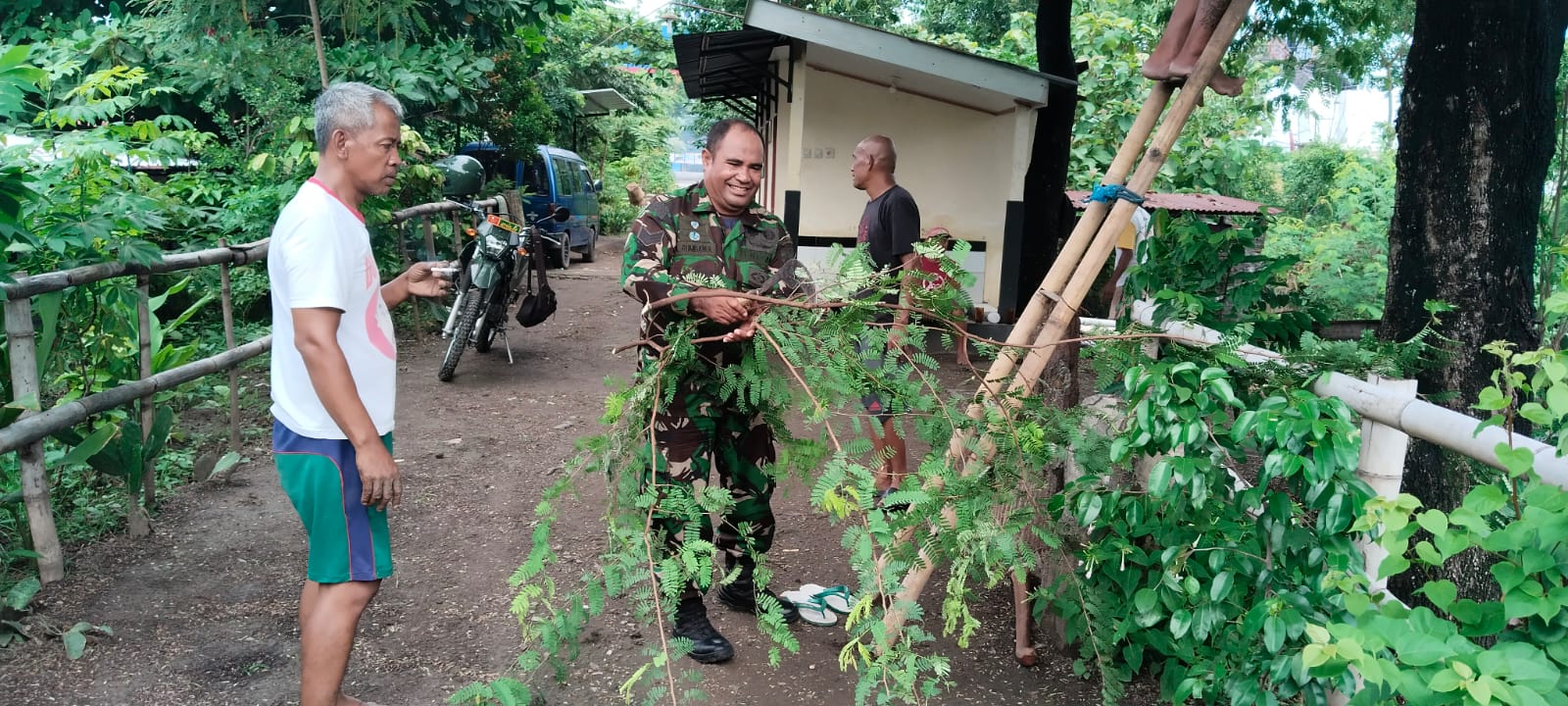 Babinsa Joyotakan Pelopori Warga Kerja Bakti Bersihkan Sungai Jenes