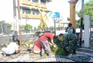 Babinsa Kepatihan Kulon Bersama Warga Gotong Royong Ciptakan Lingkungan Yang Bersih