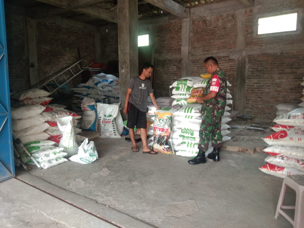 Babinsa Koramil Simo Komsos Dengan Penjual Pupuk