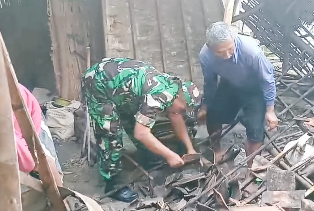 Babinsa Koramil Sumberrejo Bojonegoro bantu Bersihkan Reruntuhan Bangunan Dapur Rumah Roboh