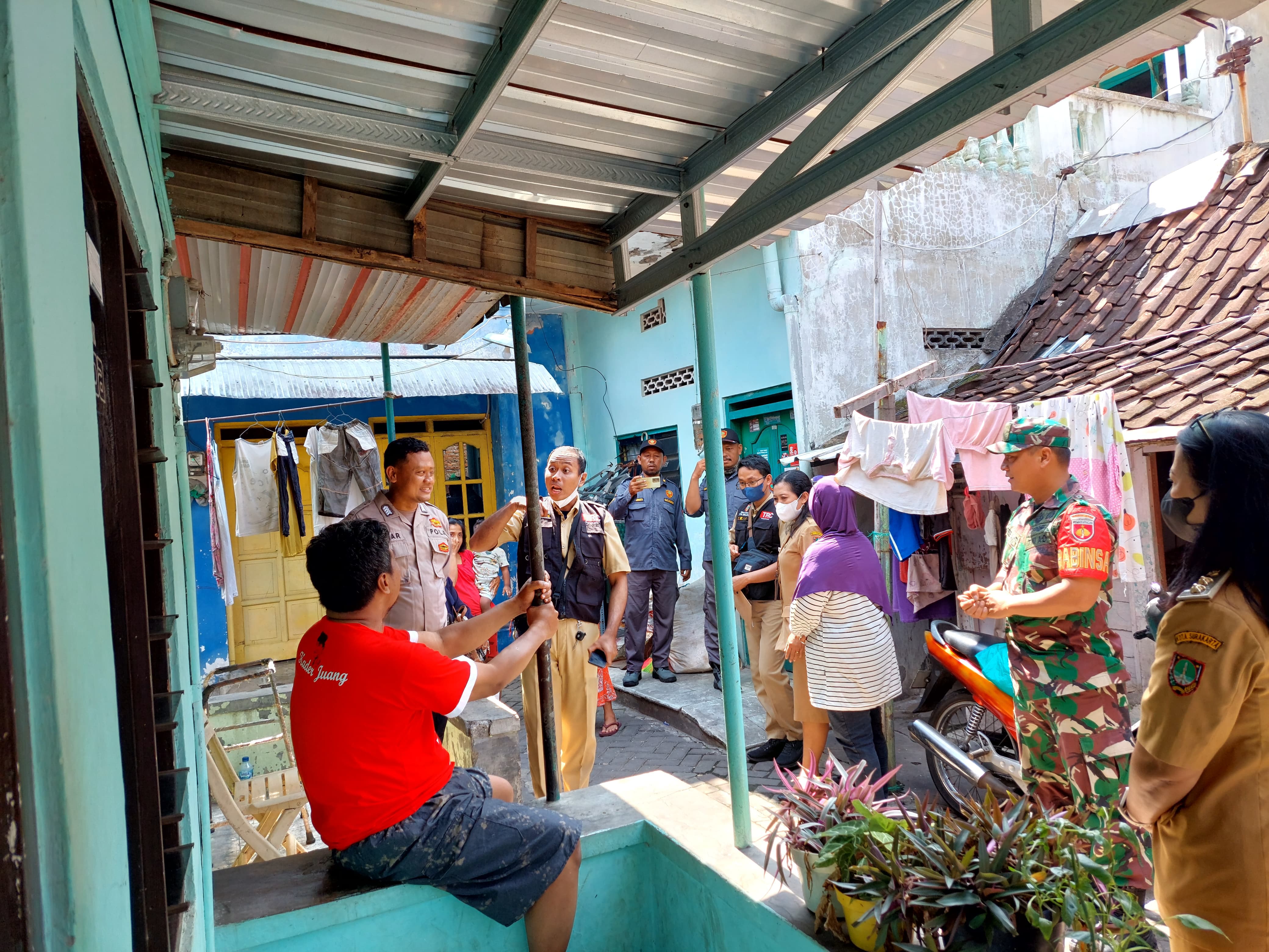 Babinsa Kratonan Dampingi Petugas Dinsos Cek Warga Terlantar