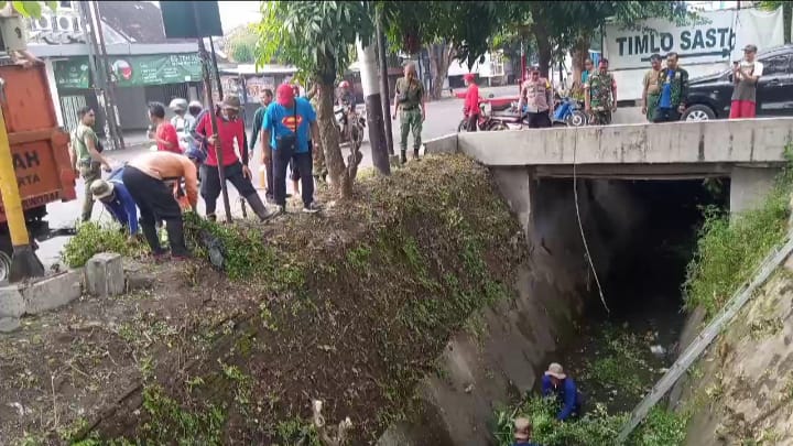 Tanpa Ragu, Babinsa Purwosari Bersama Warga Bersihkan Rumput Liar Dan Semak Belukar