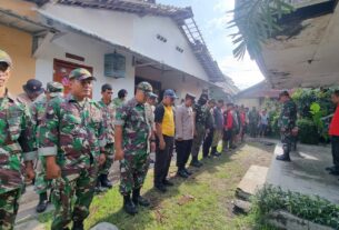 Babinsa Tipes Gandeng Bhabinkamtibmas & Warga Kerja Bakti Bantu Warga Kena Dampak Angin Puting Beliung