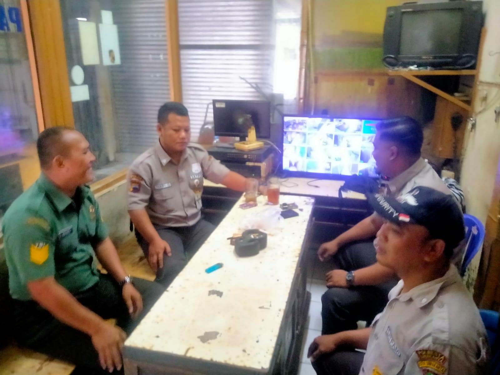 Bati Wanwil Sambangi Pos Satpam Matahari Singosaren