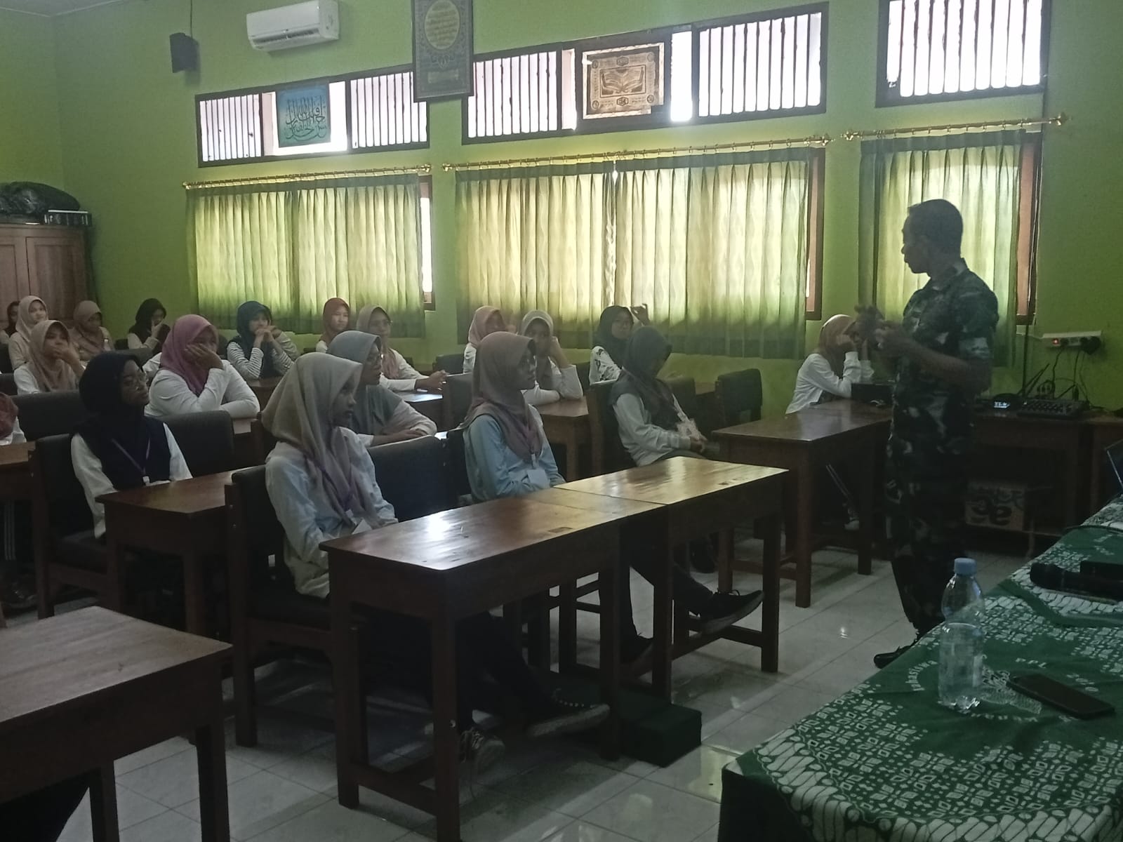 Bentuk Generasi Hebat, Danramil 01/Laweyan Berikan Materi Wasbang Dan Bela Negara Di MTsN 2 Surakarta