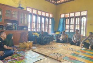 Bentuk Peduli, Kapolres Lampung Utara Melayat Kerumah Duka Anggota PPK Bukit Kemuning