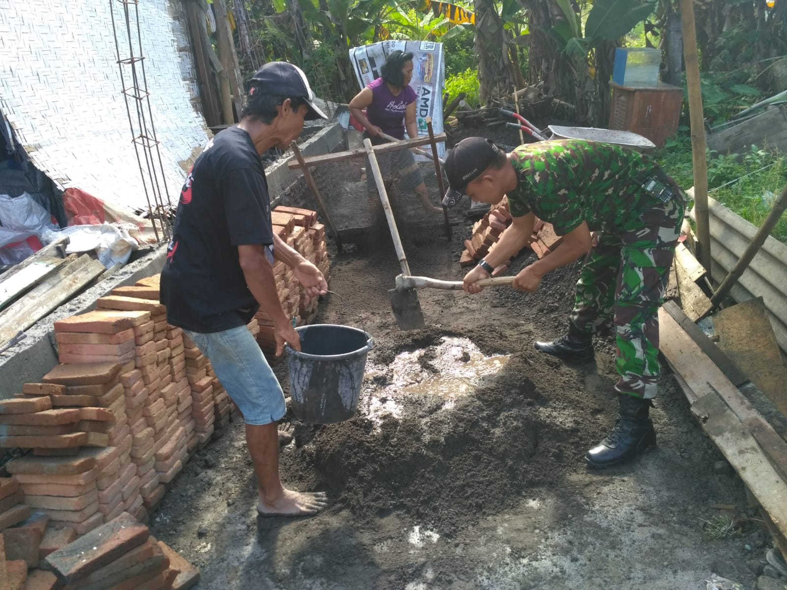 Bersama Warga, Babinsa Banjarsari Gotong Royong Bantu Renovasi Rumah Yang Rusak