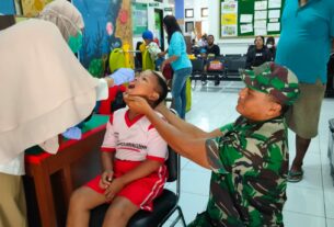 Cegah Stunting, Bati Bakti TNI Dampingi Petugas Nakes Berikan Imunisasi Anak