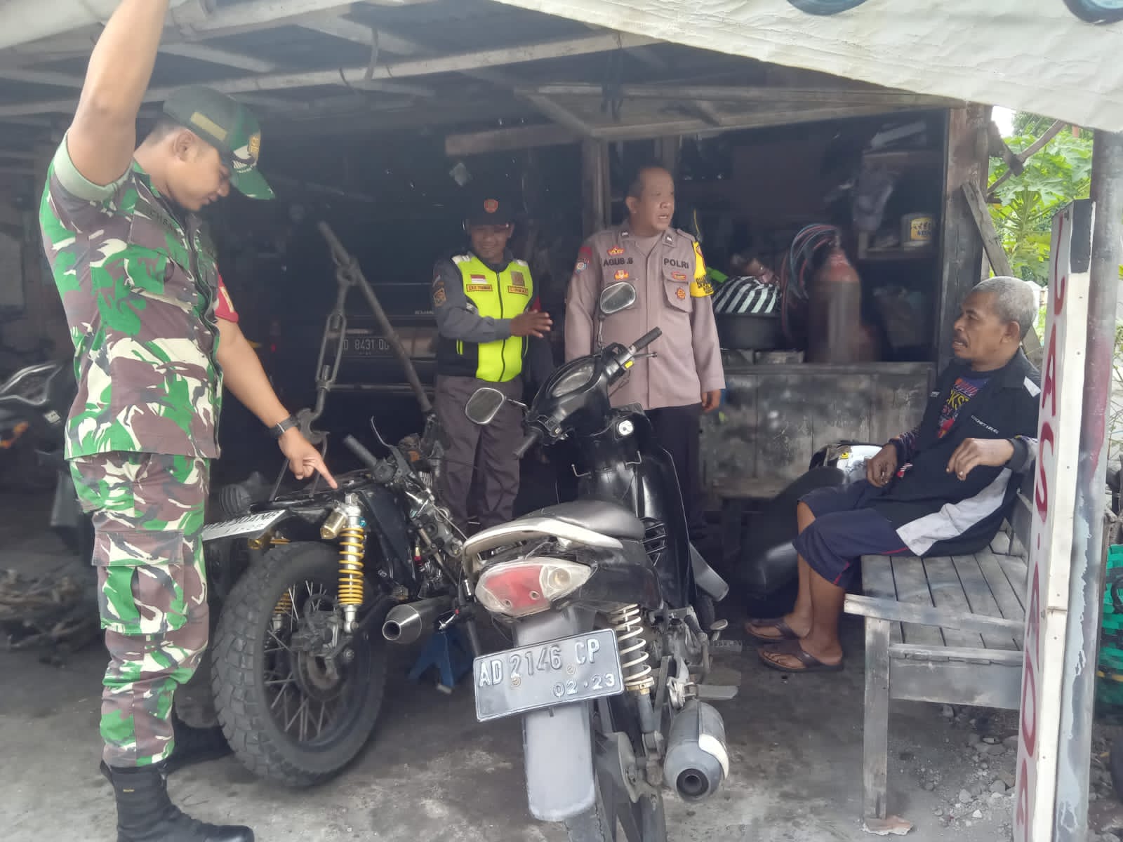 Ciptakan Kenyamanan, Babinsa Dan Bhabinkamtibmas Serengan Berikan Himbauan Larangan Knalpot Brong